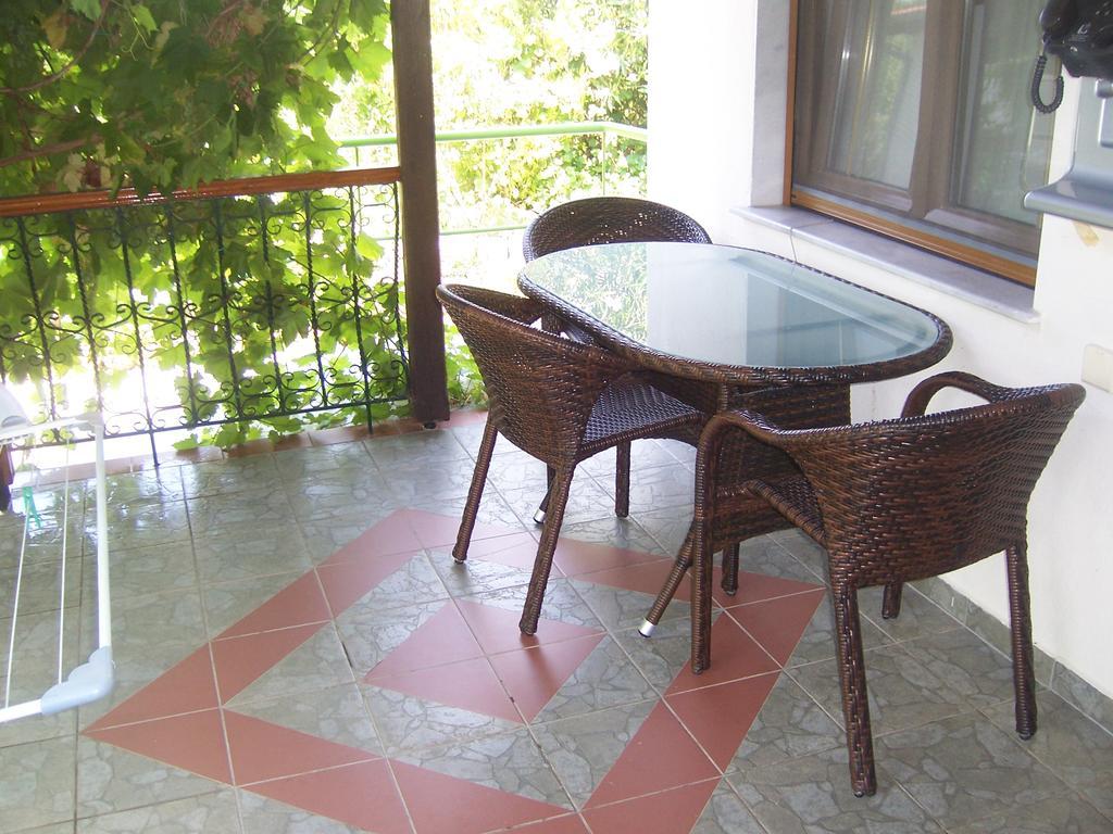 Sirines Studios Prinos  Ruang foto